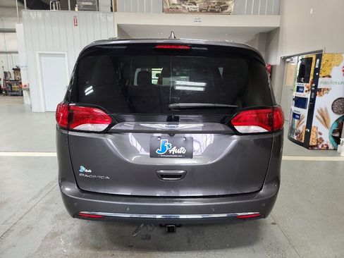 Used 2018 Chrysler Pacifica Touring-L image 6