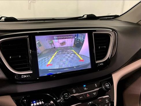 Used 2022 Chrysler Pacifica Touring-L image 20