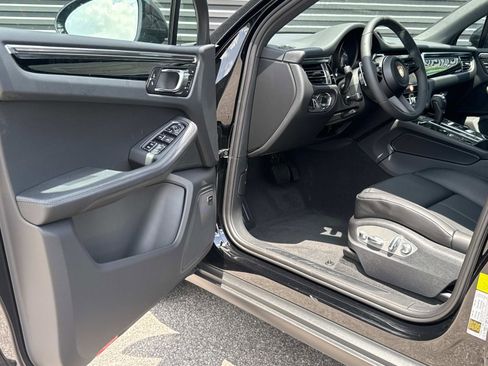 Certified 2025 Porsche Macan image 15