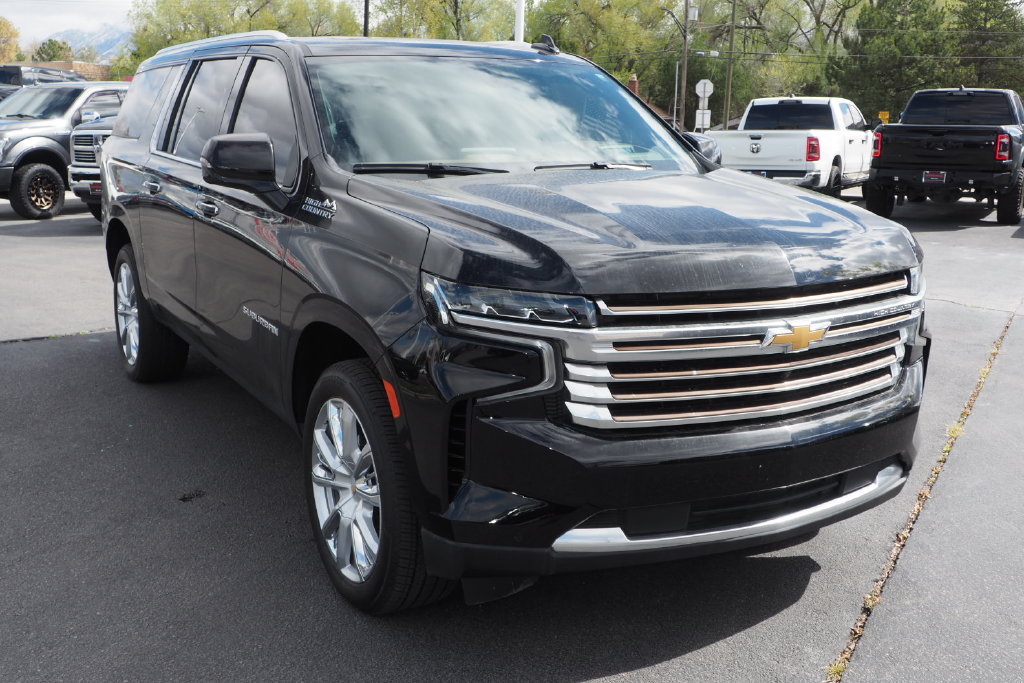 Used 2022 Chevrolet Suburban High Country w/ Premium Package 2 AWD/4WD image 3
