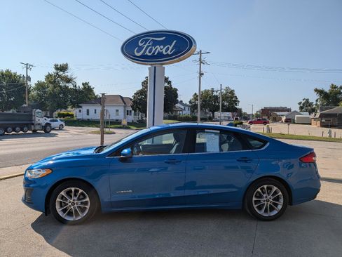 Used 2019 Ford Fusion SE image 1