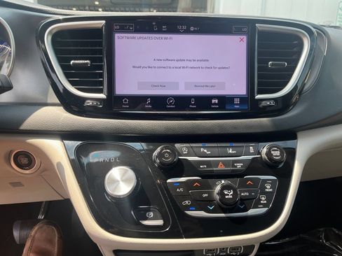 Used 2023 Chrysler Pacifica Touring-L FWD image 19