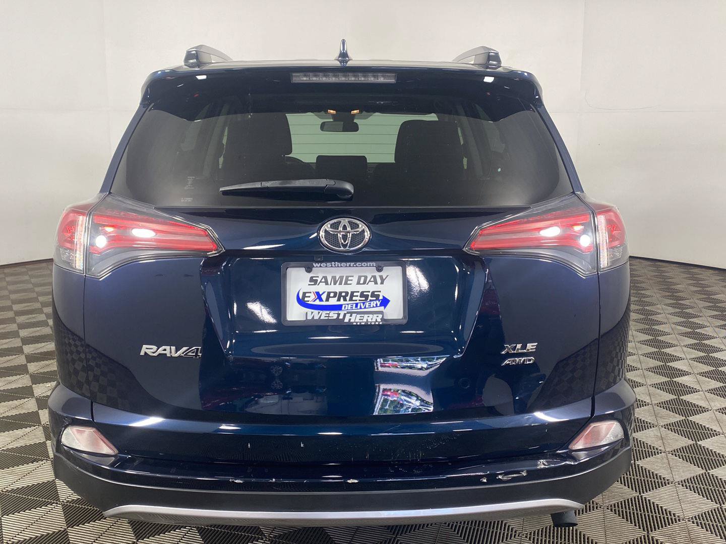 Used 2018 Toyota RAV4 XLE AWD/4WD image 5