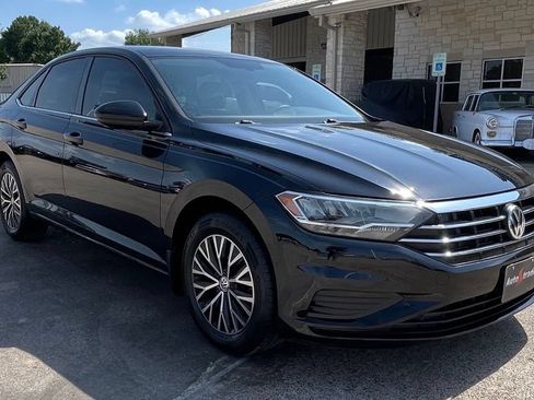 Used 2019 Volkswagen Jetta SE w/ Cold Weather Package FWD image 2