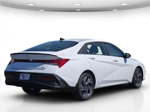 New 2025 Hyundai Elantra SEL image 8