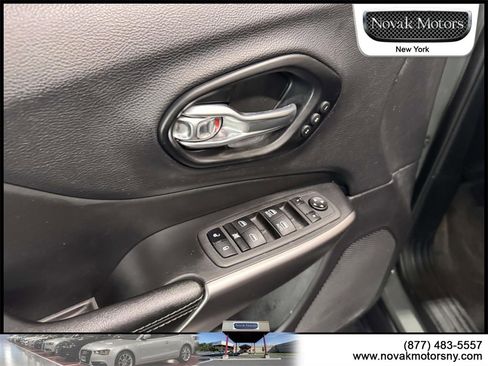 Used 2022 Jeep Cherokee Limited image 12