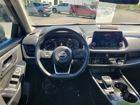 Used 2024 Nissan Rogue S FWD image 10