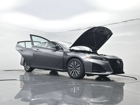 Used 2024 Nissan Altima 2.5 SV FWD image 29