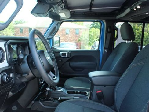 Used 2025 Jeep Wrangler Unlimited Sport AWD/4WD image 11