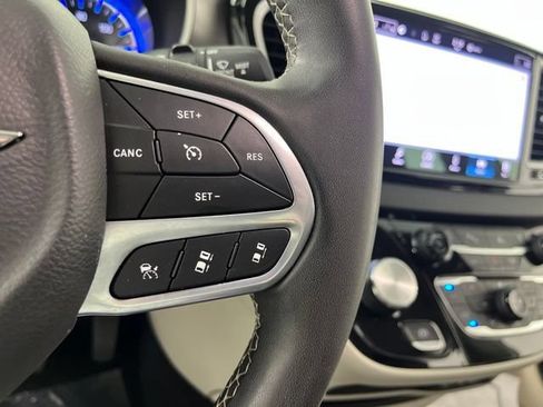 Used 2023 Chrysler Pacifica Touring-L FWD image 23