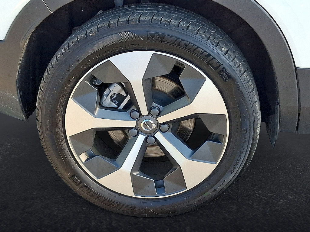 Certified 2025 Volvo XC40 B5 Plus AWD/4WD image 33
