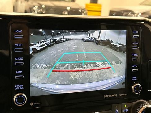Used 2022 Toyota Highlander XLE FWD image 16