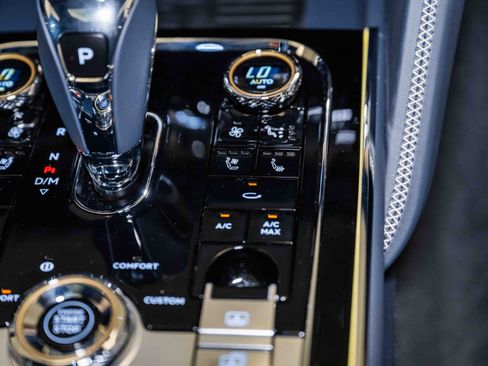 Used 2024 Bentley Flying Spur V8 image 44