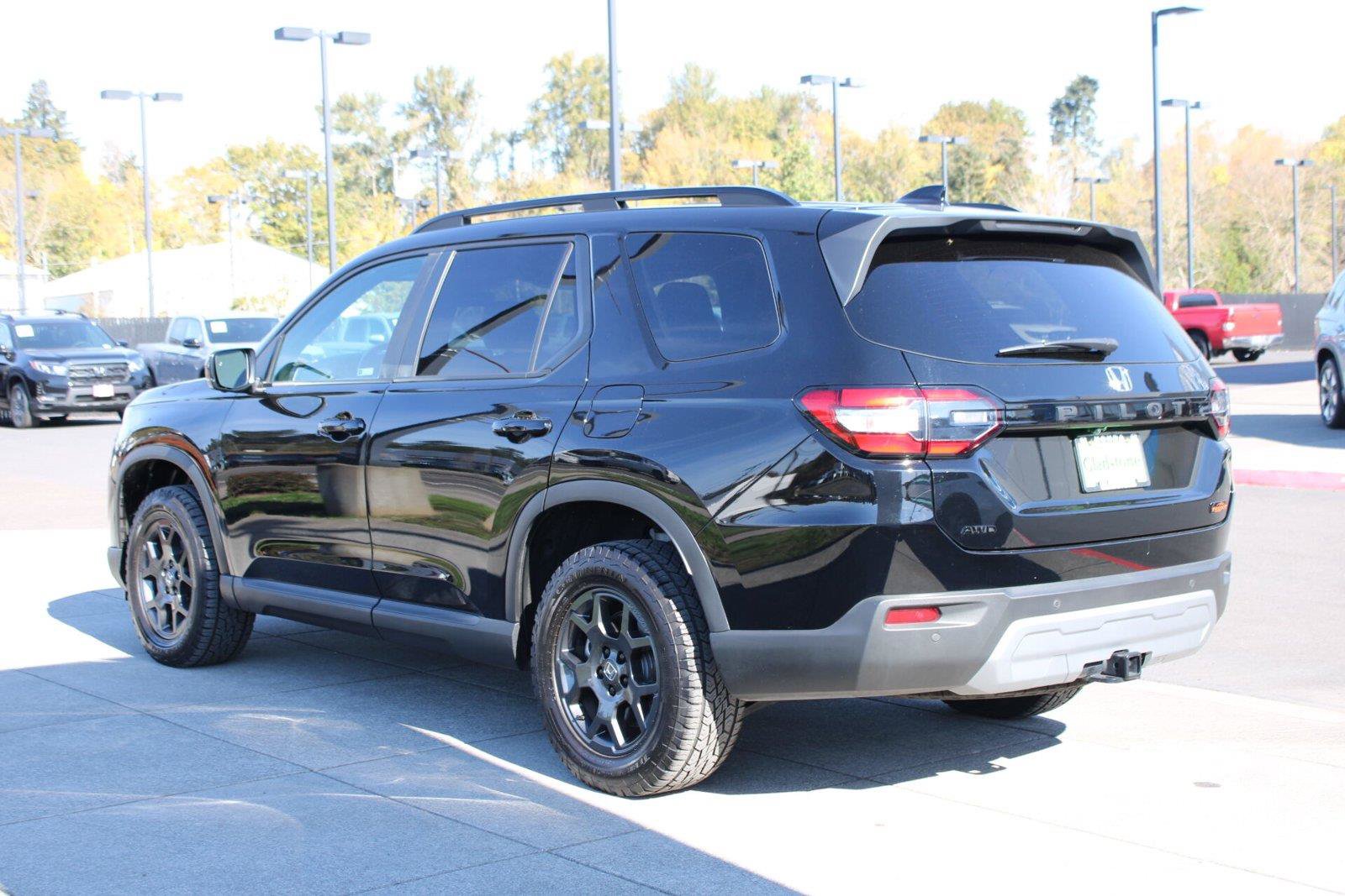 Used 2025 Honda Pilot TrailSport image 12