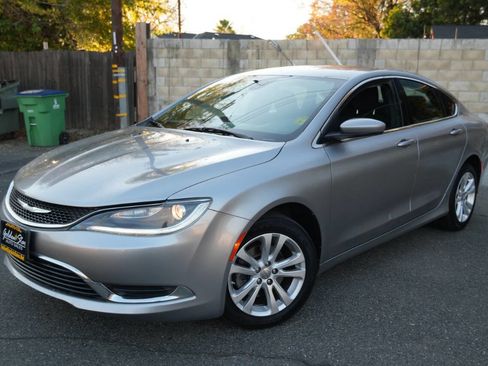 Used 2016 Chrysler 200 Limited image 2