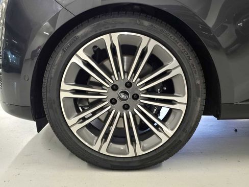 New 2025 Land Rover Range Rover Long Wheelbase SE image 9