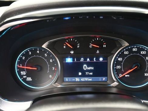 Used 2023 Chevrolet Traverse LT FWD image 3