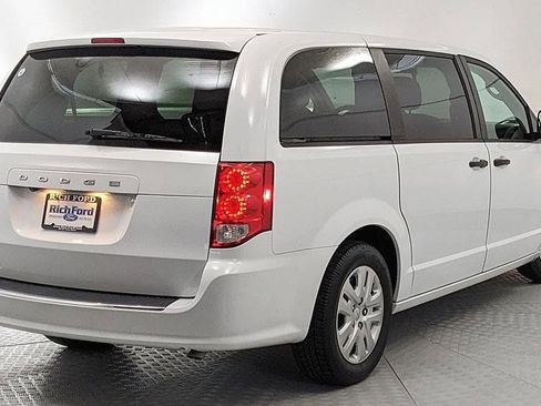 Used 2019 Dodge Grand Caravan SE FWD image 3