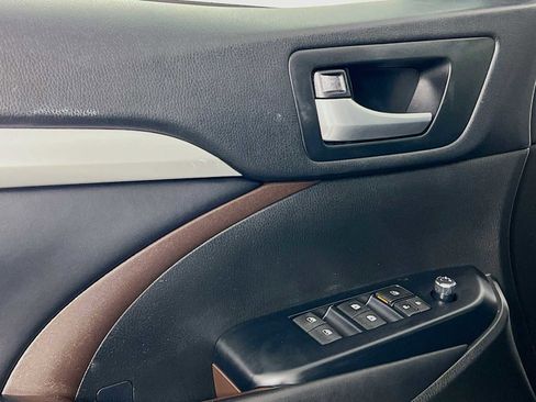 Used 2018 Toyota Highlander XLE image 18