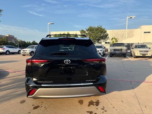 Used 2024 Toyota Highlander Platinum FWD image 6