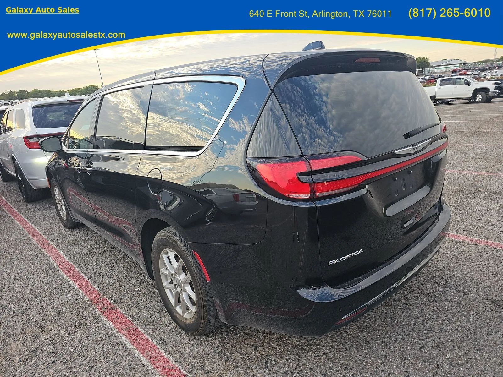 Used 2025 Chrysler Pacifica Select FWD image 6
