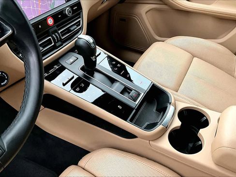 Used 2022 Porsche Macan image 16