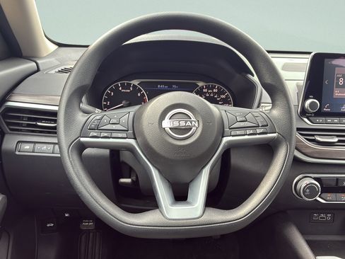 Used 2025 Nissan Altima 2.5 SV FWD image 27