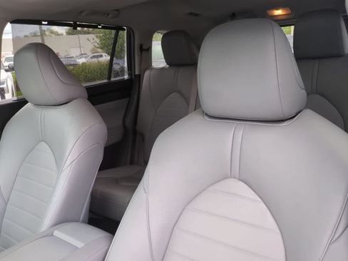 Used 2023 Toyota Highlander XLE FWD image 7