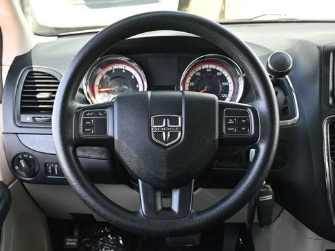 Used 2019 Dodge Grand Caravan SE w/ UConnect Hands-Free Group FWD image 13