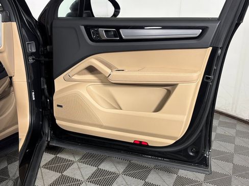 Used 2022 Porsche Cayenne Platinum Edition image 39
