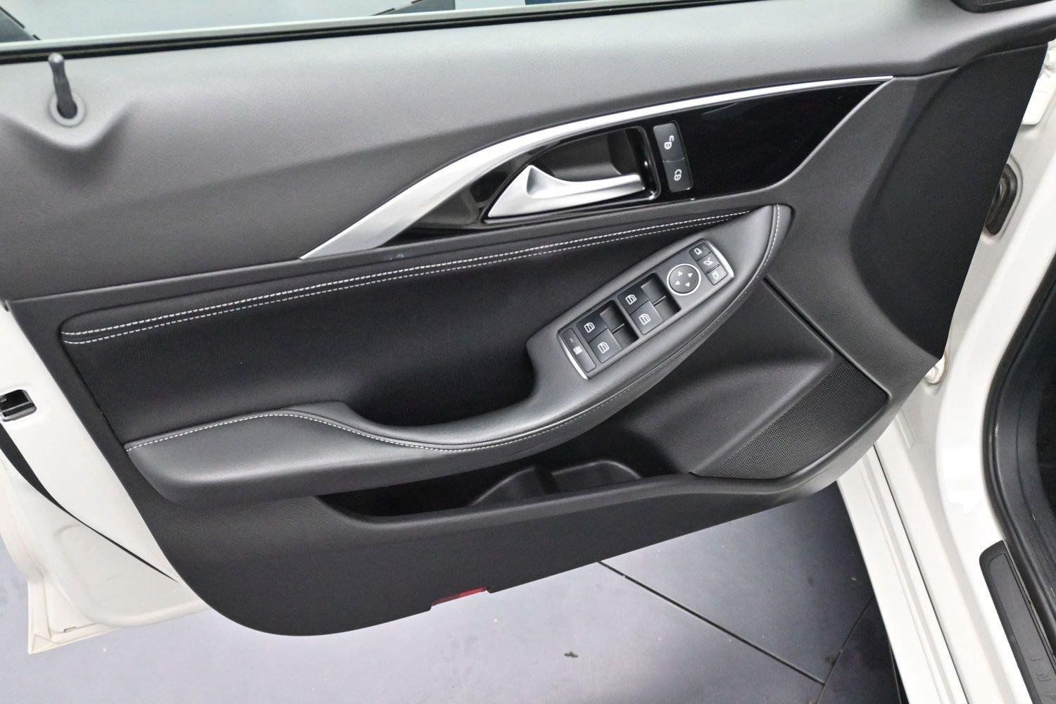 Used 2018 INFINITI QX30 FWD image 9