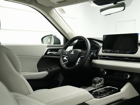 New 2025 Mitsubishi Outlander SE image 37