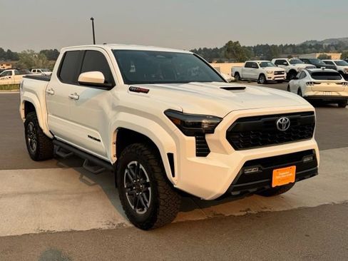 Used 2024 Toyota Tacoma TRD Sport AWD/4WD image 9