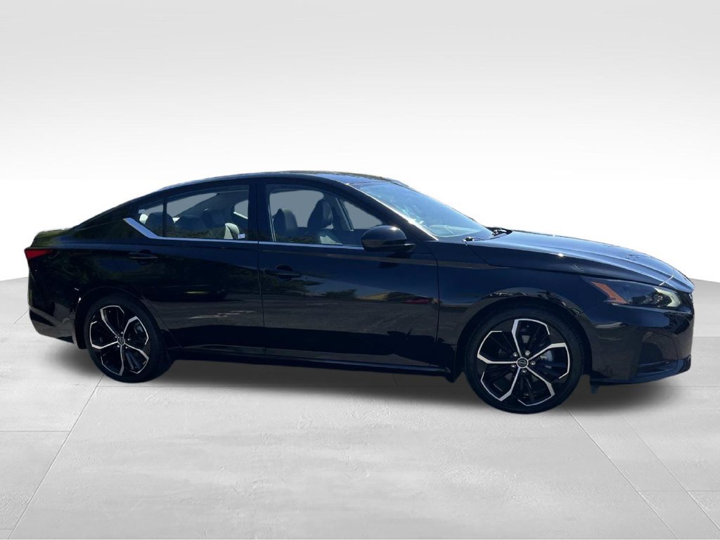 Used 2023 Nissan Altima 2.5 SR w/ SR Premium Package FWD image 2