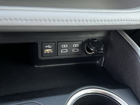 Used 2023 Toyota Highlander L image 26