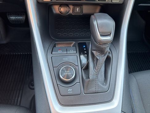 Used 2022 Toyota RAV4 SE w/ Convenience Package image 19