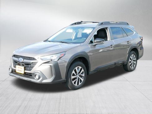 Used 2023 Subaru Outback Premium image 3