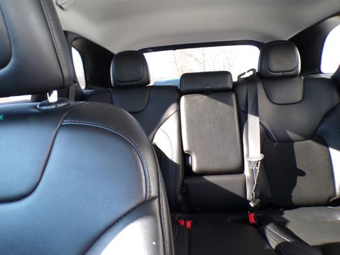 Used 2019 Jeep Cherokee Latitude Plus w/ Comfort/Convenience Group image 15