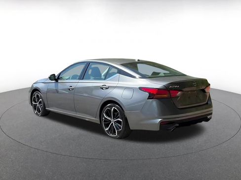 Used 2025 Nissan Altima 2.5 SR FWD image 11