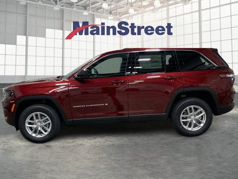 New 2025 Jeep Grand Cherokee Laredo image 2