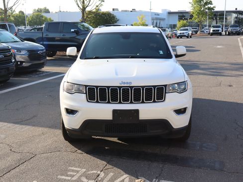 Used 2019 Jeep Grand Cherokee Laredo RWD image 3