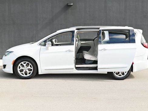 Used 2020 Chrysler Pacifica Limited image 7