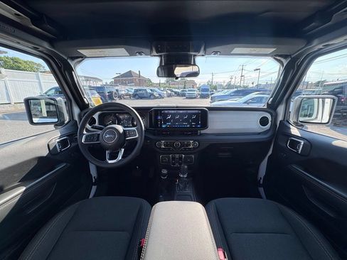 Used 2025 Jeep Wrangler Unlimited Sahara w/ Safety Group AWD/4WD image 10
