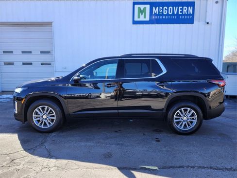 Used 2023 Chevrolet Traverse LT image 2