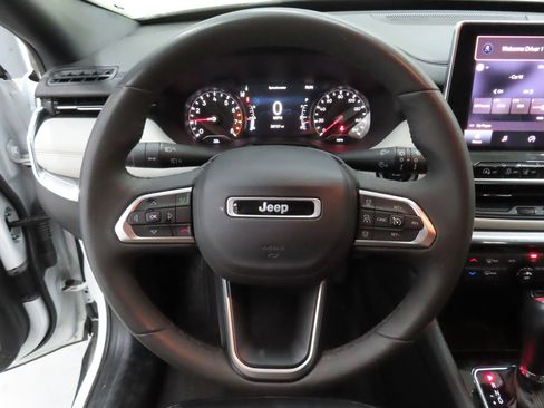 Used 2023 Jeep Compass Limited image 14