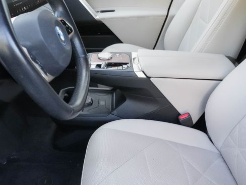Used 2024 BMW iX xDrive50 AWD/4WD image 9
