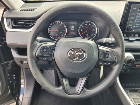 Used 2022 Toyota RAV4 LE image 21