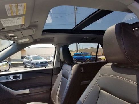Used 2021 Ford Explorer Limited w/ Equipment Group 301A AWD/4WD image 15