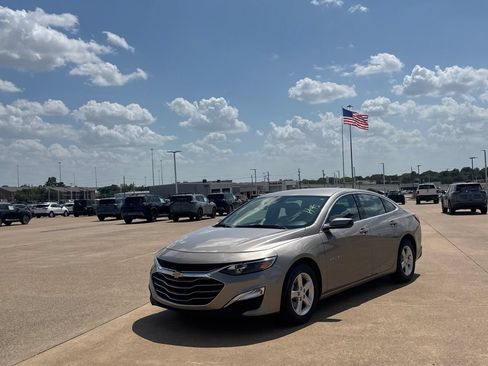Used 2025 Chevrolet Malibu LS FWD image 8