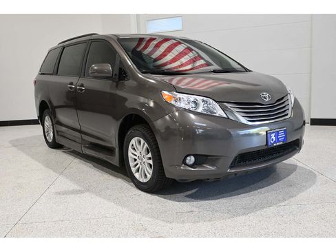 Used 2016 Toyota Sienna XLE w/ XLE Navigation Package FWD image 3